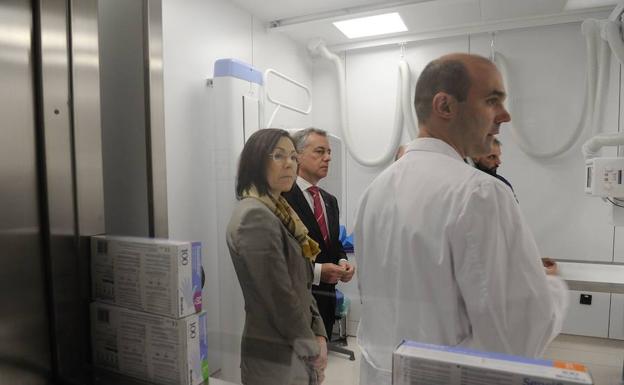 El lehendakari defiende a Múgica y atribuye su dimisión a un intento de recuperar la «confianza» en Osakidetza