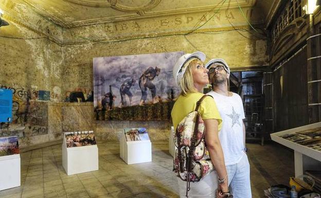 Dos visitantes contemplan una exposición en las galerías. /BORJA AGUDO