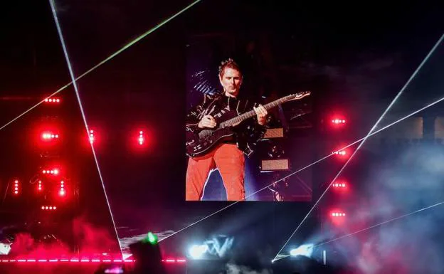 Medio millón de euros para reponer el césped de San Mamés tras el concierto de Muse