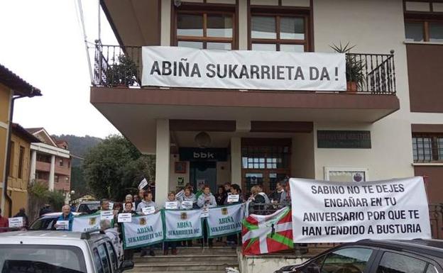 Sukarrieta sale a la calle para recuperar el barrio Abiña