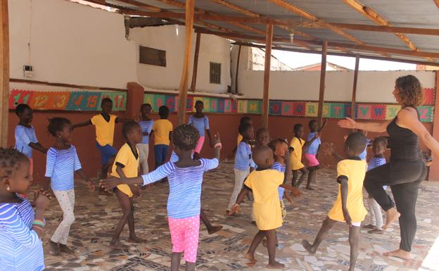 Danza por los niños de Gambia en Romo