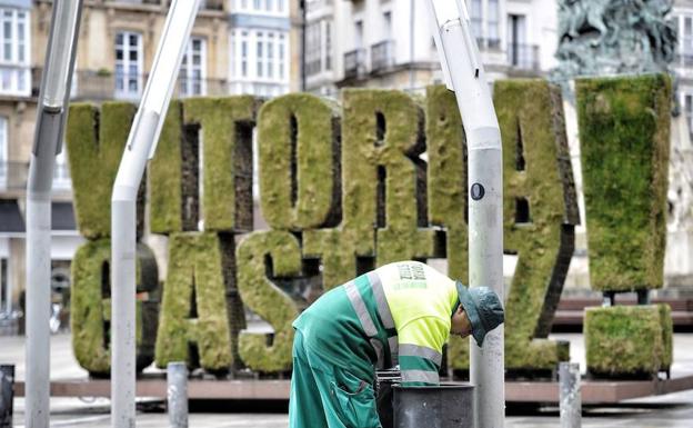 «No voy a permitir que la huelga de basuras afecte a la calidad de vida de los vitorianos», avisa Urtaran