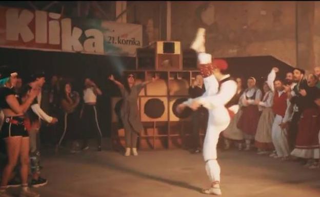 Korrikaren bideoklipak elkarren ondoan jarri ditu Mad Muasel, Fermin Muguruza eta La Furia