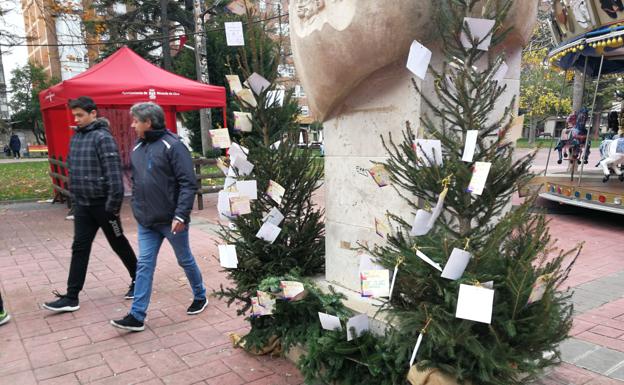 La amenaza de lluvia y viento no impide que el Mercado Navideño atrape a los visitantes