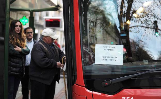 Normalidad y resignación entre los viajeros en el arranque de los paros de Bilbobus