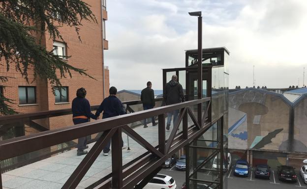 Un nuevo ascensor refuerza la accesibilidad en el centro de Abanto