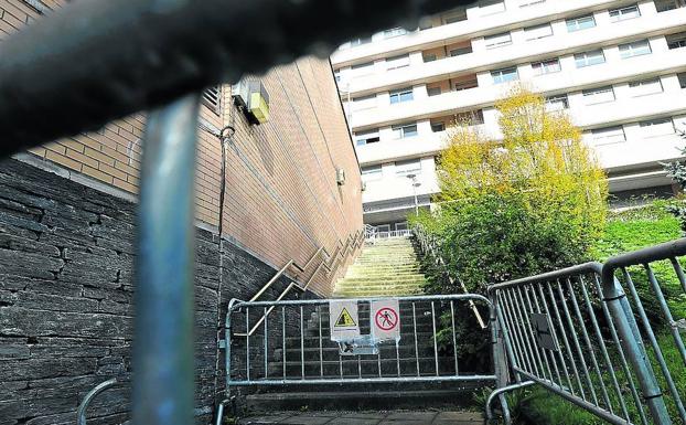 Cerradas las escaleras a Ardantza hasta que se repare un muro