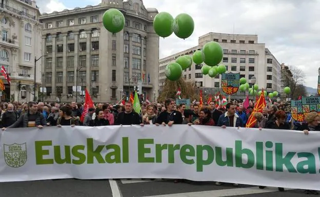 EH Bildu se manifiesta en Bilbao para exigir una «república vasca»
