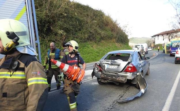 Tres heridos en un choque entre un camión y dos turismos en Lemoa
