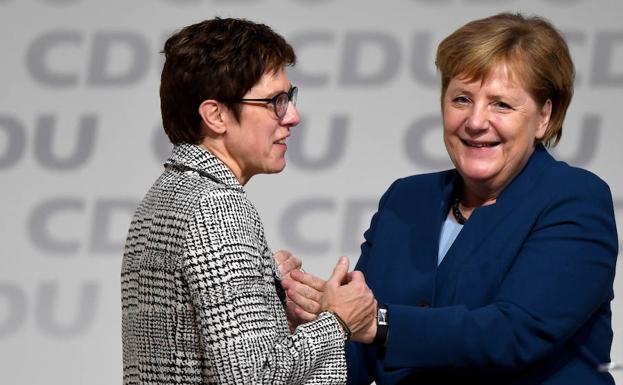 La CDU elige a la centrista Kramp-Karrenbauer para suceder a Merkel