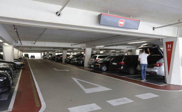 Trabajo exige al aeropuerto que arregle las goteras del parking de Calatrava