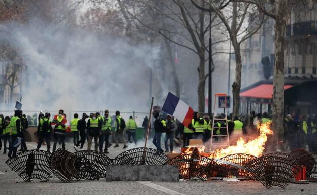 Los 'chalecos amarillos' vuelven a incendiar París