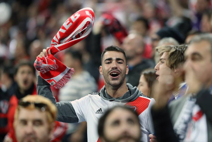 Las aficiones de River y Boca llenan de color el Santiago Bernabéu