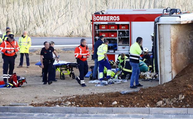 Evacuado al hospital un conductor tras quedar atrapado en el camión que conducía en las obras de la N-124 en Berantevilla