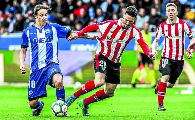 Aduriz aventaja a Manu e Ibai en experiencia en el derbi de Mendizorroza