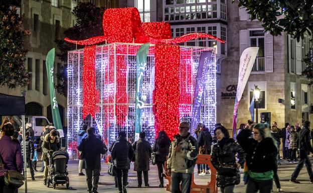 Una gran caja de regalo ilumina la Navidad vitoriana
