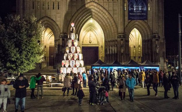 Un árbol formado por barricas decora la plaza de la catedral nueva de Vitoria