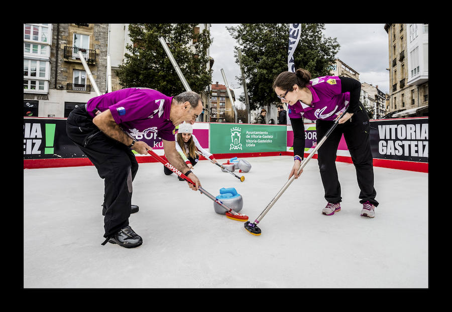 La plaza de la Virgen Blanca se vuelve a transformar en una pista de hielo