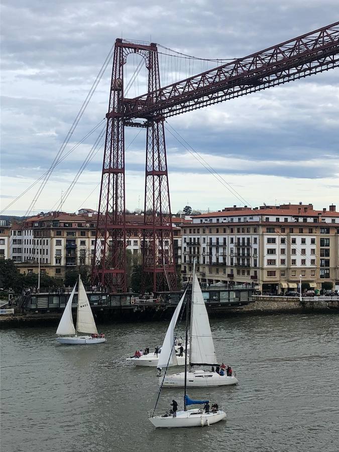 Cerca de 70 barcos navegan bajo el Puente Colgante en la Regata del Gallo