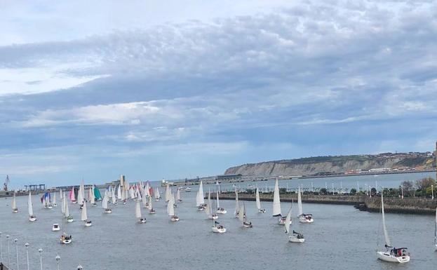 La Regata del Gallo tiñe el Abra de colores