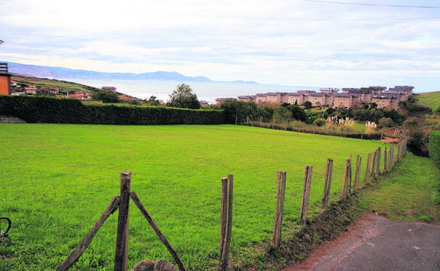 Vecinos de Sopela se alzan contra el plan de construir 15 chalés y otra carretera en la costa