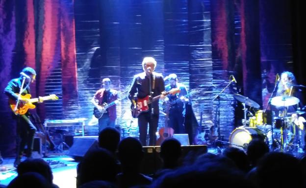 Ruper Ordorika flotando en el Kafe Antzokia