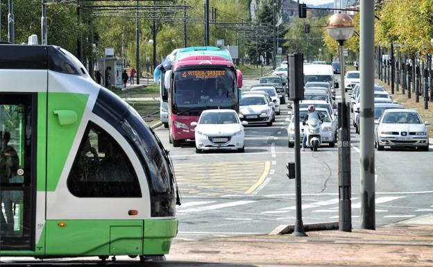 El tranvía de Vitoria cumple 10 años con el 90% de los viajeros satisfechos