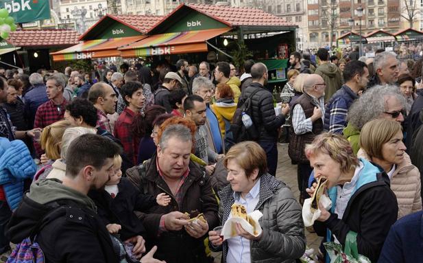 40 minutos de cola para conseguir un talo en un atestado mercado de Santo Tomás