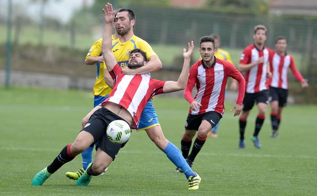 Choque del Bilbao Athletic en la frontera para catapultarse