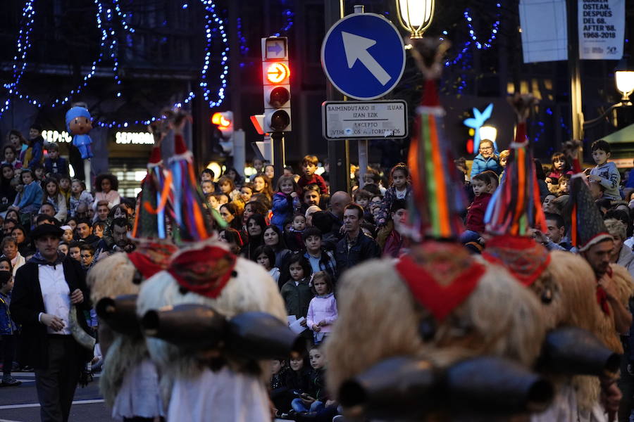 La kalejira del Olentzero trae la magia a Bilbao