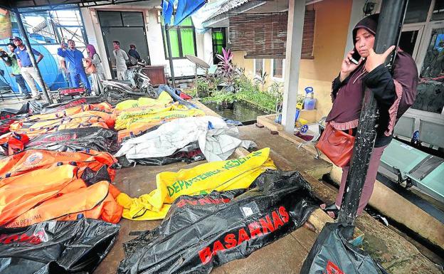 Más de 280 muertos y un millar de heridos por el tsunami de Indonesia