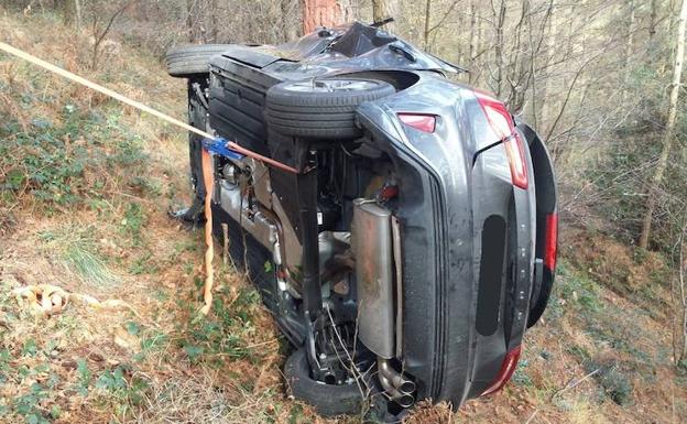 Pasa la noche atrapado en su coche tras caer por un terraplén en el monte Oiz
