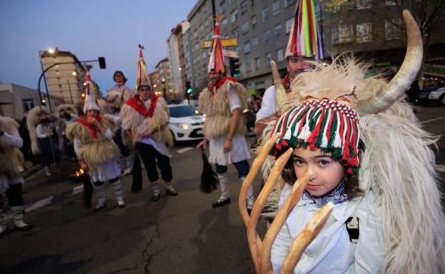 Un desfile de Olentzero, a ritmo de trikitixa y txalaparta