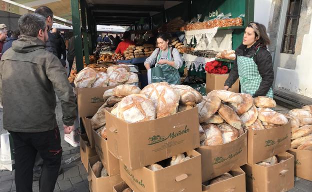 Miles de personas compran el pan de la Nochebuena en la feria de Galdames