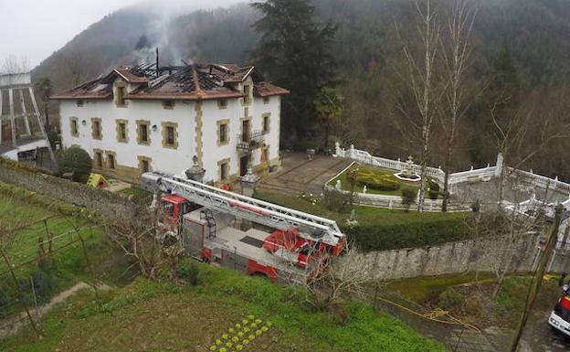 «Estábamos de karaoke y al salir a airearme vi las llamas en el tejado de la casa»