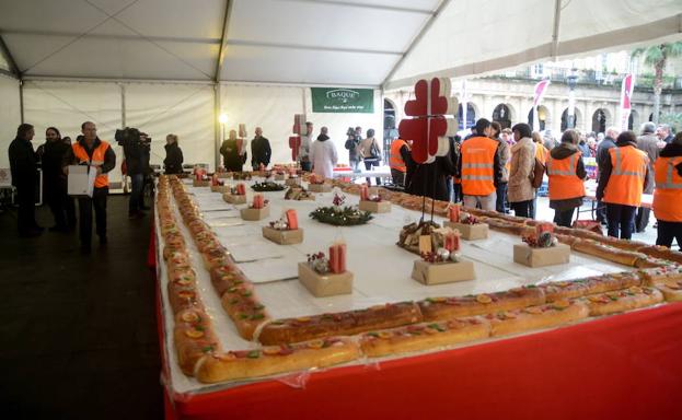 Cáritas repartirá el sábado en la Plaza Nueva un roscón solidario de más de 500 kilos