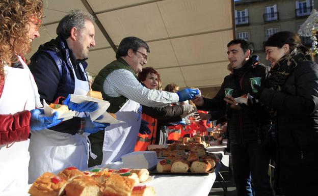 Miles de personas disfrutan de un roscón solidario de 500 kilos en Bilbao