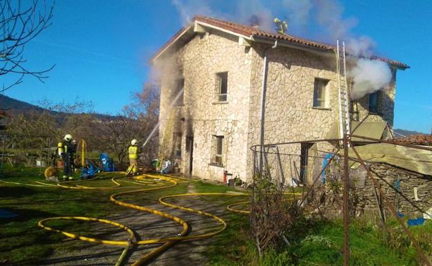 Los bomberos sofocan un incendio en una casa de Peñacerrada