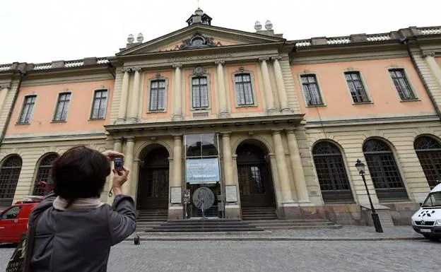 Regresan a la Academia Sueca los dos miembros que la dejaron por los  escándalo | El Correo