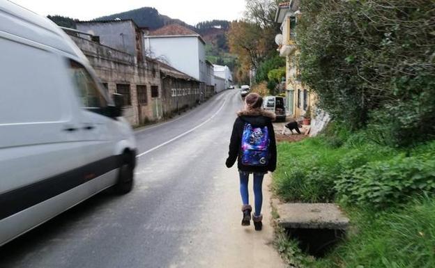 Alertan del riesgo que corren los vecinos de un barrio de Zalla para coger el autobús