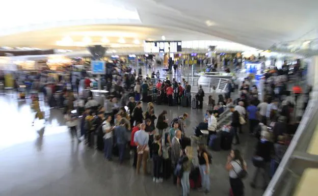 El aeropuerto de Bilbao bate su récord histórico de pasajeros