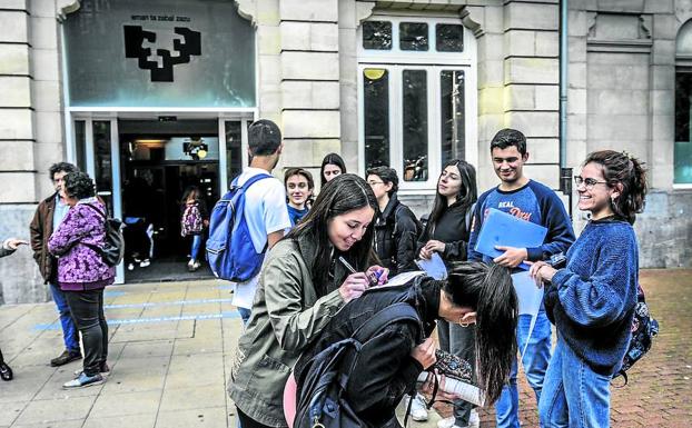 Las universidades alavesas preparan cinco nuevos grados y estudios más especializados