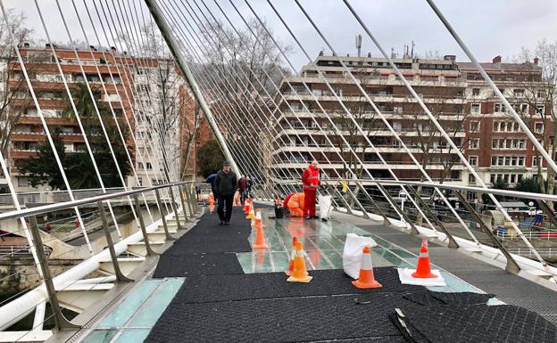 Reponen la alfombra 'anticaídas' de la pasarela Calatrava