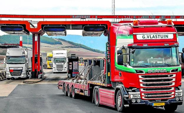 El tráfico de camiones se duplica en la autopista entre Burgos y Álava desde que es gratuita