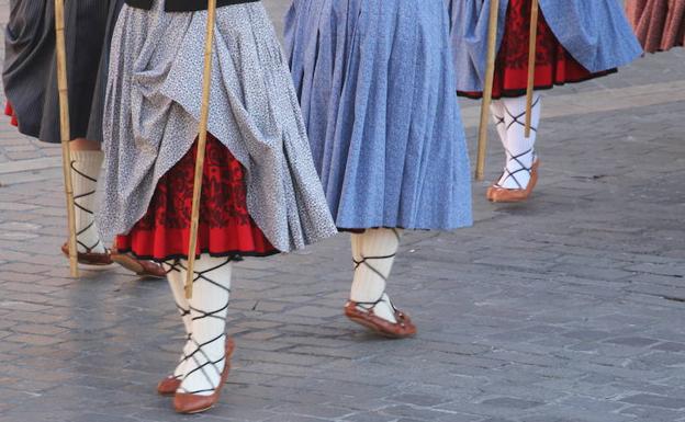 'Soka, euskal dantzaren urratsetan' erakusketa izango da ostiraletik aurrera Gasteizko Kafe Antzokian