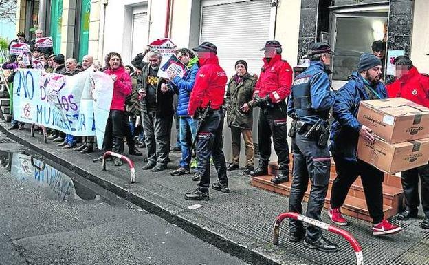 Desahucian a una familia de Barakaldo 8 meses después de acabar su alquiler