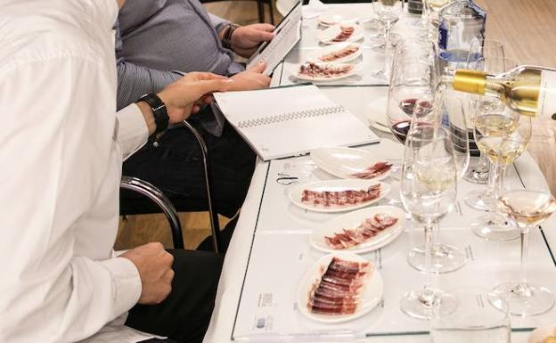 «¿Qué vino le va mejor a un plato de jamón ibérico de bellota?»