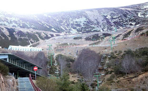 Esperando a la nieve para sacar los esquís...