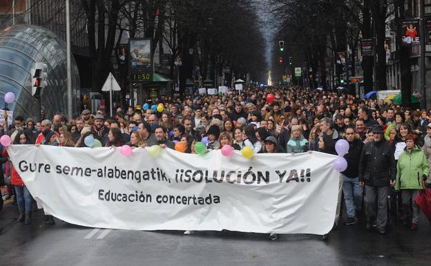 4.000 personas exigen en Bilbao que no se utilice a los alumnos en el conflicto de la enseñanza concertada