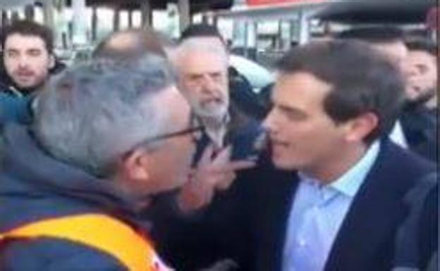 Un grupo de taxistas insulta a Albert Rivera a su llegada a Atocha